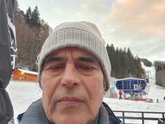 Locuiesc cu sotia, separat sexual de zece ani, exclud divortul, caut relati