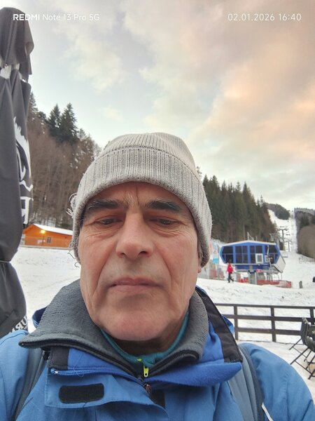 Locuiesc cu sotia, separat sexual de zece ani, exclud divortul, caut relati